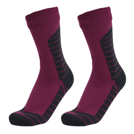 Calcetines de Rendimiento en Burdeos y Negro: Diseño Dinámico de Rayas