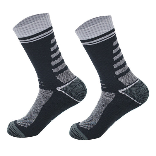 Calcetines de Alto Rendimiento con Rayas Dinámicas: Diseño Funcional en Gris y Negro